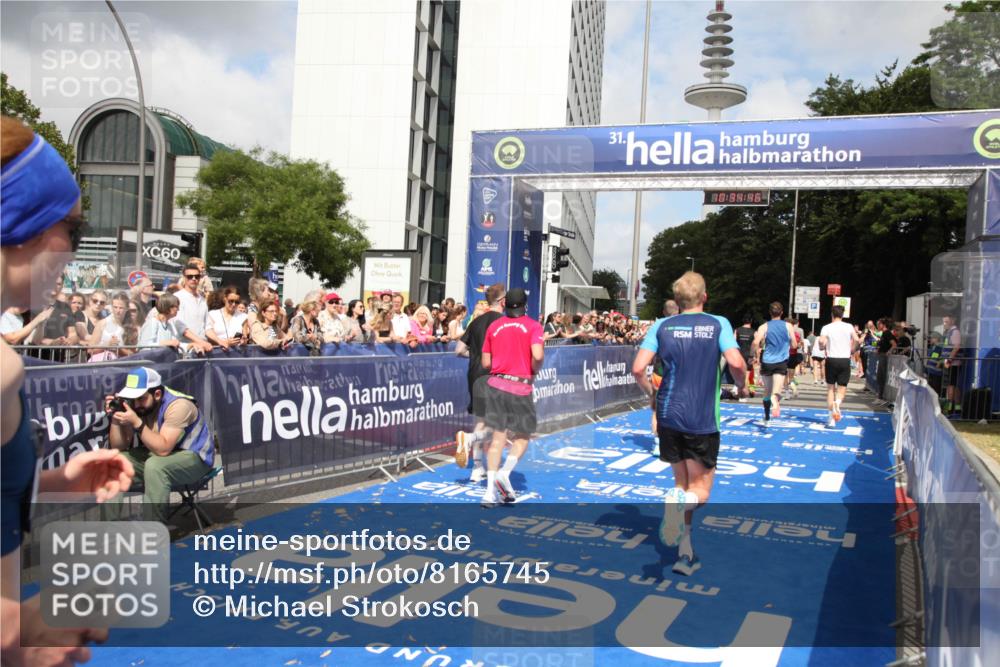 29.06.2025 - hella hamburg halbmarathon Michael Strokosch http://msf.ph/oto/8165745 29.06.2025 10:34:45 Ziel 5048, 5152, 5554, 6169, 6878, 8395, 12369, 14289, 14549, 14603, 15887, 16148, 17014, 18026 meine-sportfotos.de