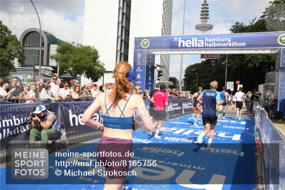 29.06.2025 - hella hamburg halbmarathon Michael Strokosch http://msf.ph/oto/8165756 29.06.2025 10:34:45 Ziel 5048, 5152, 5554, 6169, 6878, 8395, 12369, 14289, 14549, 14603, 15887, 16148, 17014, 18026 meine-sportfotos.de