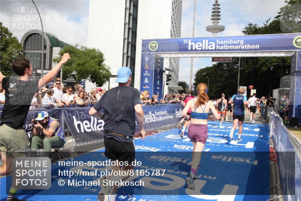29.06.2025 - hella hamburg halbmarathon Michael Strokosch http://msf.ph/oto/8165787 29.06.2025 10:34:46 Ziel 1562, 5048, 5152, 5554, 6169, 6878, 8395, 12369, 14289, 14388, 14549, 14603, 15887, 17014, 18026, 18237 meine-sportfotos.de