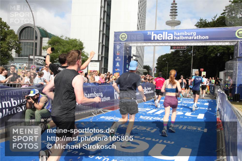 29.06.2025 - hella hamburg halbmarathon Michael Strokosch http://msf.ph/oto/8165806 29.06.2025 10:34:46 Ziel 1562, 5048, 5152, 5554, 6169, 6878, 8395, 12369, 14289, 14388, 14549, 14603, 15887, 17014, 18026, 18237 meine-sportfotos.de