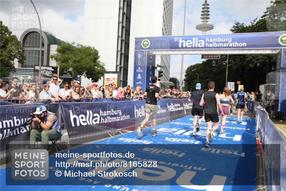 29.06.2025 - hella hamburg halbmarathon Michael Strokosch http://msf.ph/oto/8165828 29.06.2025 10:34:47 Ziel 1217, 1562, 5048, 5152, 5554, 6169, 6878, 8395, 12369, 14289, 14388, 14549, 14603, 15887, 17014, 18026, 18237 meine-sportfotos.de