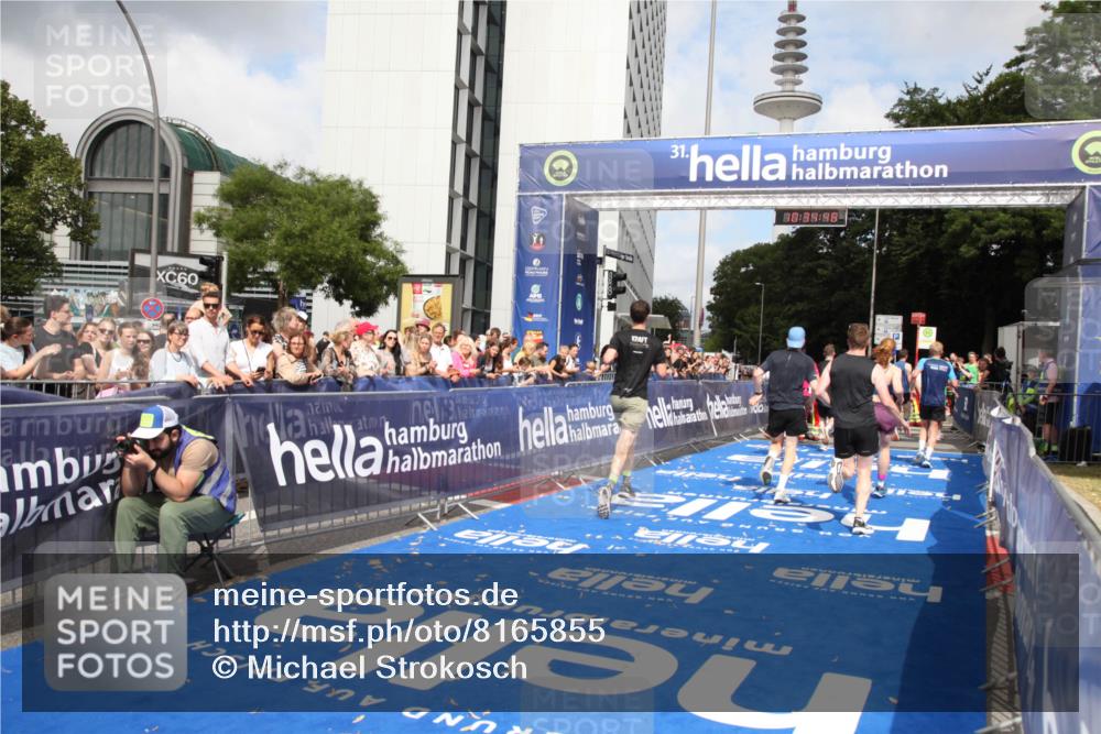 29.06.2025 - hella hamburg halbmarathon Michael Strokosch http://msf.ph/oto/8165855 29.06.2025 10:34:47 Ziel 1217, 1562, 5048, 5152, 5554, 6169, 6878, 8395, 12369, 14289, 14388, 14549, 14603, 15887, 17014, 18026, 18237 meine-sportfotos.de