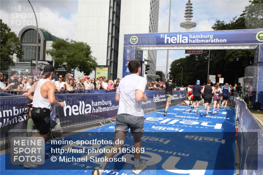 29.06.2025 - hella hamburg halbmarathon Michael Strokosch http://msf.ph/oto/8165869 29.06.2025 10:34:48 Ziel 1217, 1562, 2879, 5048, 5152, 5554, 6169, 6878, 8395, 12369, 14289, 14388, 14549, 14603, 14629, 15991, 17014, 18237 meine-sportfotos.de