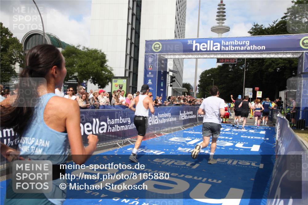 29.06.2025 - hella hamburg halbmarathon Michael Strokosch http://msf.ph/oto/8165880 29.06.2025 10:34:49 Ziel 1217, 1562, 2879, 5048, 5152, 5554, 6878, 8395, 12369, 14289, 14388, 14549, 14603, 14629, 15991, 17014, 18237 meine-sportfotos.de