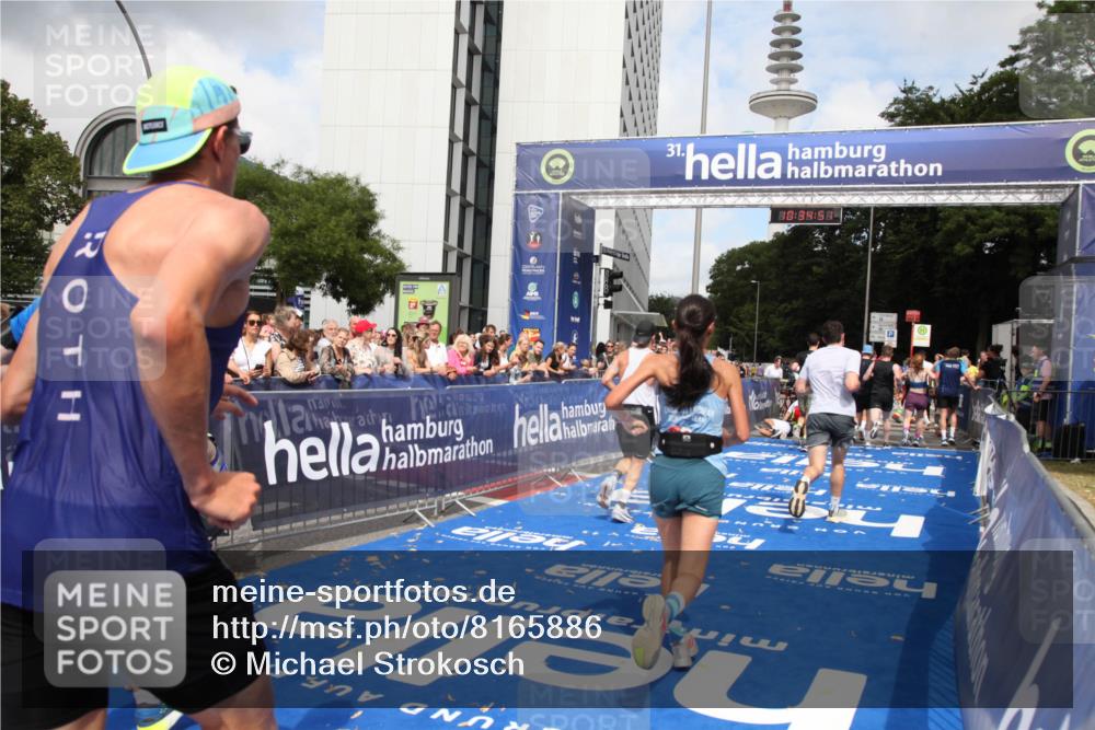29.06.2025 - hella hamburg halbmarathon Michael Strokosch http://msf.ph/oto/8165886 29.06.2025 10:34:50 Ziel 1217, 1562, 2879, 5048, 5152, 5554, 8395, 12369, 14289, 14388, 14549, 14603, 14629, 15991, 17014, 18237 meine-sportfotos.de
