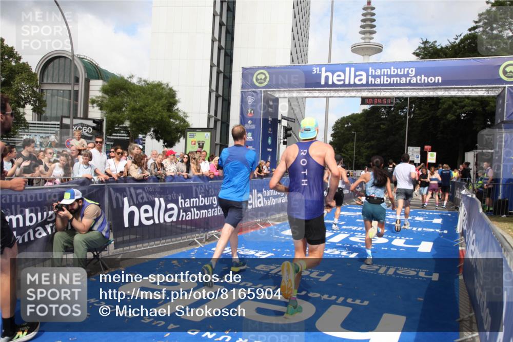 29.06.2025 - hella hamburg halbmarathon Michael Strokosch http://msf.ph/oto/8165904 29.06.2025 10:34:50 Ziel 1217, 1562, 2879, 5048, 5152, 5554, 8395, 12369, 14289, 14388, 14549, 14603, 14629, 15991, 17014, 18237 meine-sportfotos.de