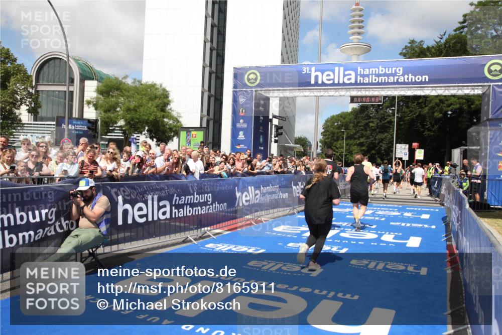 29.06.2025 - hella hamburg halbmarathon Michael Strokosch http://msf.ph/oto/8165911 29.06.2025 11:40:40 Ziel 1311, 6930, 7125, 12342, 13695, 14474, 15417, 18298, 18299 meine-sportfotos.de