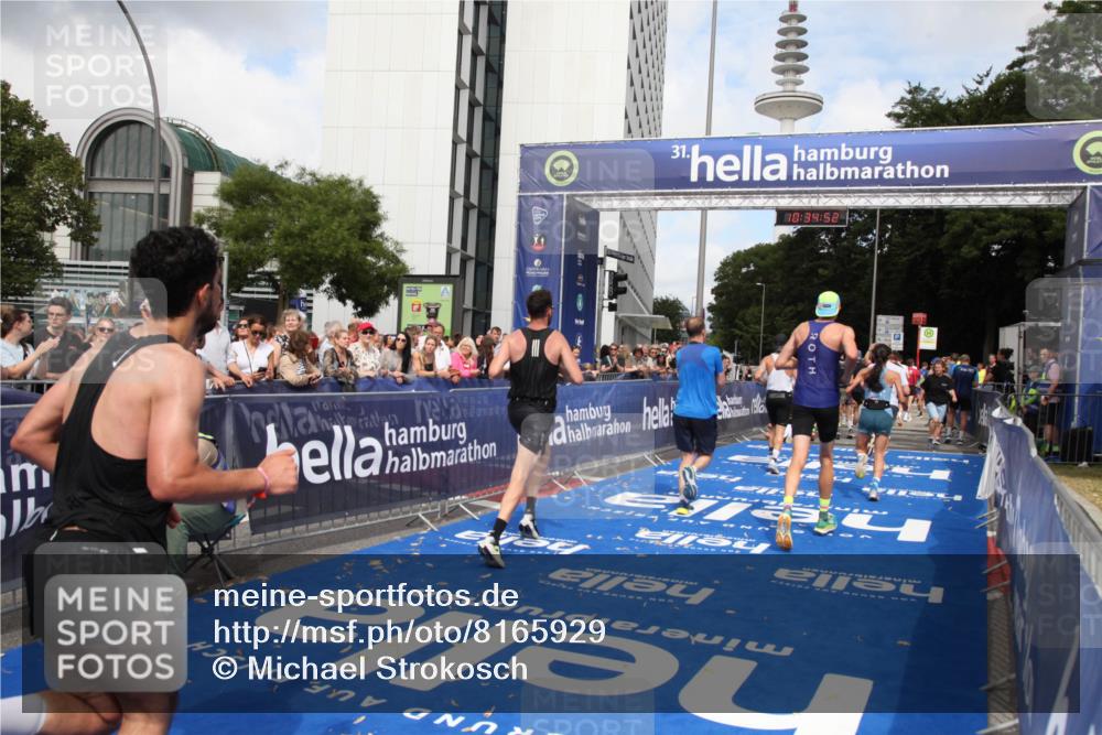 29.06.2025 - hella hamburg halbmarathon Michael Strokosch http://msf.ph/oto/8165929 29.06.2025 10:34:51 Ziel 1217, 1562, 2879, 5048, 5152, 5554, 7466, 12204, 12369, 14388, 14549, 14603, 14629, 14952, 15991, 17014, 18237, 18419 meine-sportfotos.de