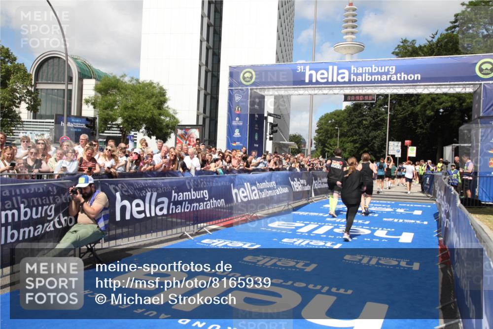 29.06.2025 - hella hamburg halbmarathon Michael Strokosch http://msf.ph/oto/8165939 29.06.2025 11:40:41 Ziel 1311, 6846, 7125, 12342, 13695, 14474, 18298, 18299 meine-sportfotos.de