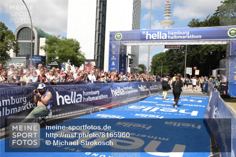 29.06.2025 - hella hamburg halbmarathon Michael Strokosch http://msf.ph/oto/8165960 29.06.2025 11:40:42 Ziel 1311, 6846, 7125, 12342, 13695, 14474, 16192, 18292, 18298, 18299 meine-sportfotos.de
