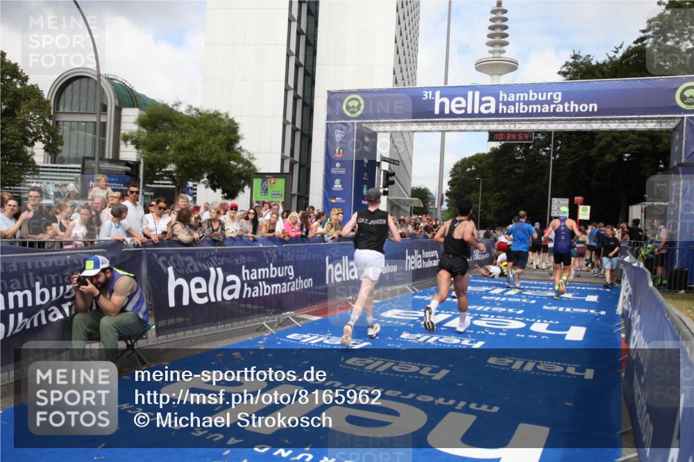29.06.2025 - hella hamburg halbmarathon Michael Strokosch http://msf.ph/oto/8165962 29.06.2025 10:34:53 Ziel 1217, 1562, 2879, 5048, 7466, 12204, 12369, 14388, 14549, 14629, 14952, 15991, 18237, 18419, 18837 meine-sportfotos.de