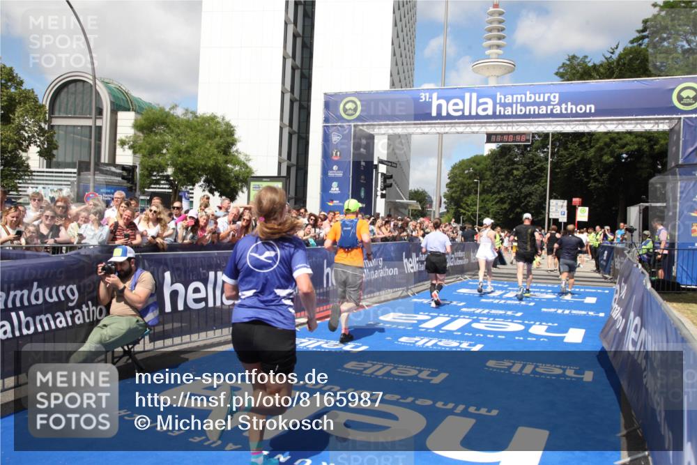 29.06.2025 - hella hamburg halbmarathon Michael Strokosch http://msf.ph/oto/8165987 29.06.2025 11:40:46 Ziel 1311, 5877, 6846, 13695, 14474, 16192, 18292, 18298, 18299 meine-sportfotos.de