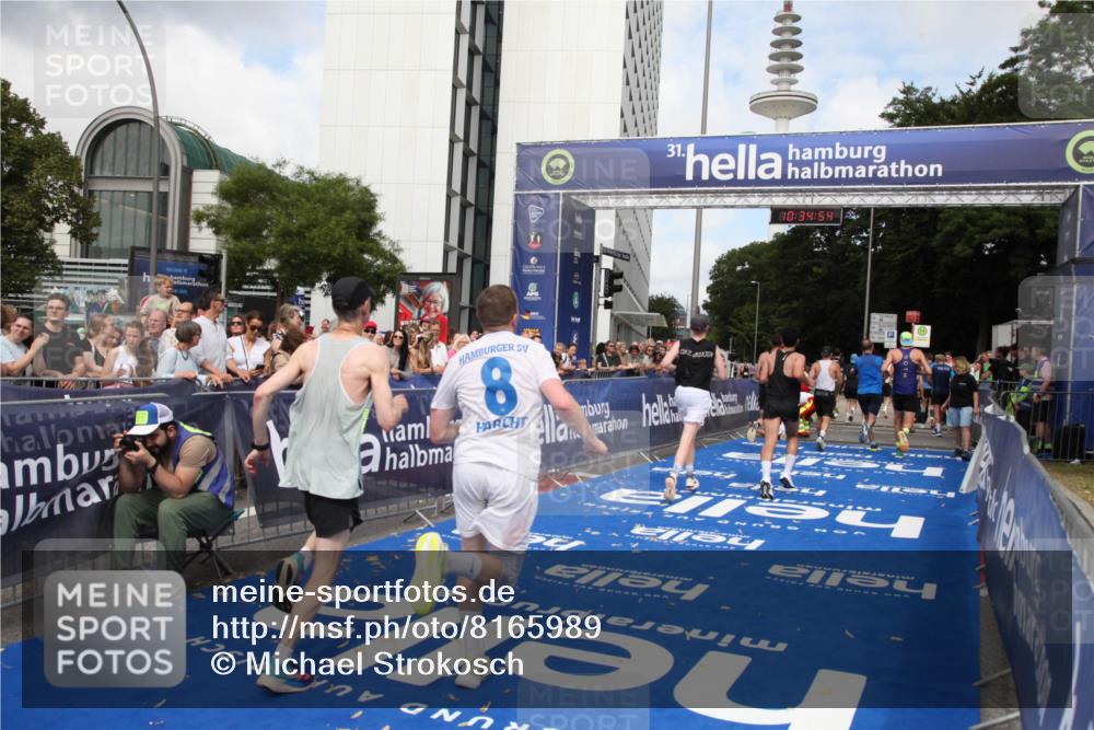 29.06.2025 - hella hamburg halbmarathon Michael Strokosch http://msf.ph/oto/8165989 29.06.2025 10:34:53 Ziel 1217, 1562, 2879, 5048, 7466, 12204, 12369, 14388, 14549, 14629, 14952, 15991, 18237, 18419, 18837 meine-sportfotos.de