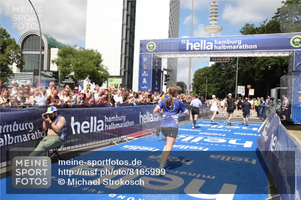 29.06.2025 - hella hamburg halbmarathon Michael Strokosch http://msf.ph/oto/8165999 29.06.2025 11:40:47 Ziel 5877, 6846, 9774, 10532, 13574, 14474, 16192, 18292, 18298, 18299 meine-sportfotos.de