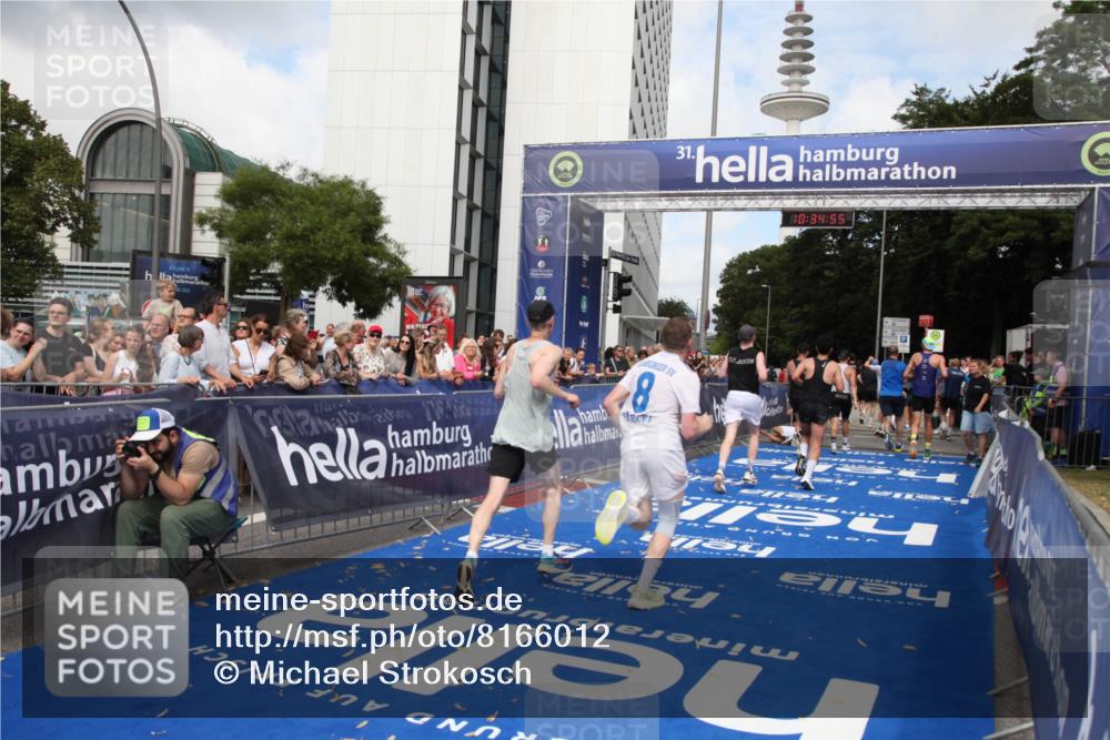 29.06.2025 - hella hamburg halbmarathon Michael Strokosch http://msf.ph/oto/8166012 29.06.2025 10:34:54 Ziel 1217, 1562, 2879, 4477, 5048, 7466, 12204, 14388, 14629, 14952, 15991, 18183, 18237, 18419, 18837 meine-sportfotos.de