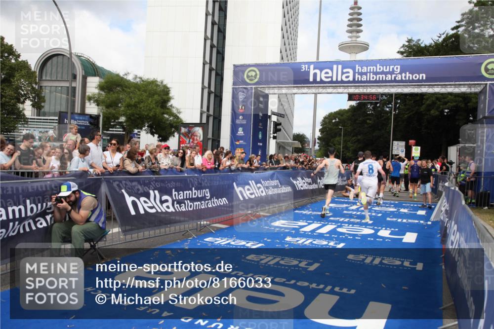 29.06.2025 - hella hamburg halbmarathon Michael Strokosch http://msf.ph/oto/8166033 29.06.2025 10:34:54 Ziel 1217, 1562, 2879, 4477, 5048, 7466, 12204, 14388, 14629, 14952, 15991, 18183, 18237, 18419, 18837 meine-sportfotos.de