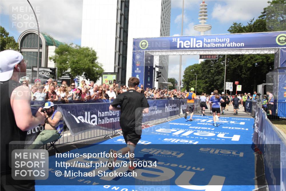 29.06.2025 - hella hamburg halbmarathon Michael Strokosch http://msf.ph/oto/8166034 29.06.2025 11:40:48 Ziel 5877, 6846, 9774, 10532, 10806, 13574, 14474, 15143, 16192, 16461, 17582, 18292, 18298, 18299 meine-sportfotos.de