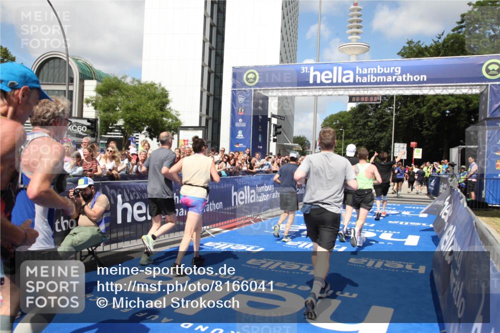 29.06.2025 - hella hamburg halbmarathon Michael Strokosch http://msf.ph/oto/8166041 29.06.2025 11:40:51 Ziel 1076, 1156, 3281, 3829, 5877, 7371, 8167, 9774, 10532, 10806, 11152, 13574, 15143, 16192, 16461, 17446, 17582, 18292 meine-sportfotos.de
