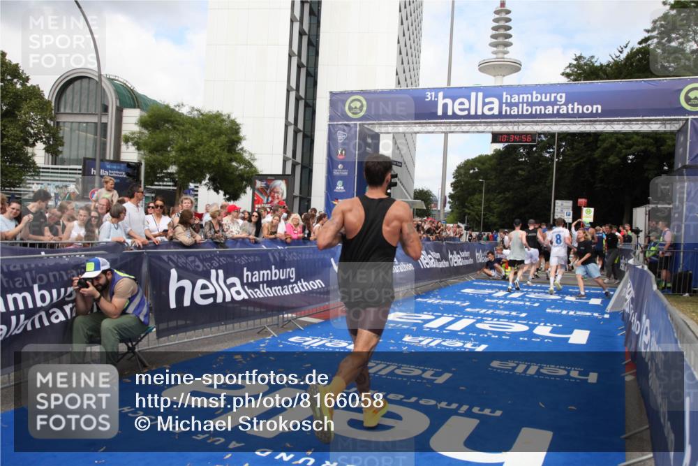 29.06.2025 - hella hamburg halbmarathon Michael Strokosch http://msf.ph/oto/8166058 29.06.2025 10:34:55 Ziel 1217, 1562, 2879, 4477, 6704, 7466, 12204, 12751, 14388, 14629, 14952, 15991, 16712, 18183, 18237, 18419, 18837 meine-sportfotos.de