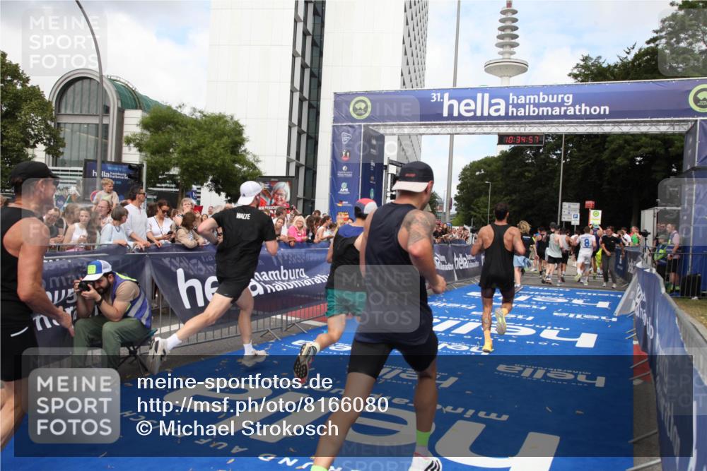 29.06.2025 - hella hamburg halbmarathon Michael Strokosch http://msf.ph/oto/8166080 29.06.2025 10:34:56 Ziel 1217, 2879, 4477, 6704, 7466, 8864, 12204, 12751, 14629, 14952, 15991, 16140, 16712, 17643, 18183, 18220, 18419, 18837 meine-sportfotos.de