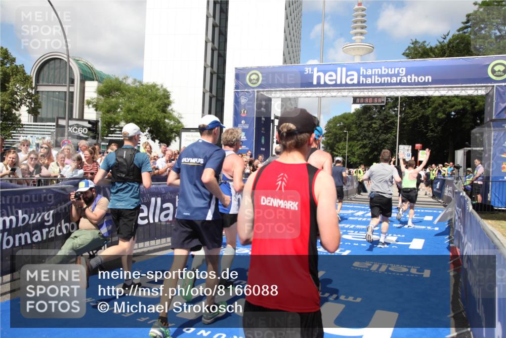 29.06.2025 - hella hamburg halbmarathon Michael Strokosch http://msf.ph/oto/8166088 29.06.2025 11:40:52 Ziel 1076, 1156, 3281, 3829, 5877, 7371, 8167, 9774, 10532, 10567, 10806, 11152, 13574, 15143, 16461, 17446, 17582 meine-sportfotos.de