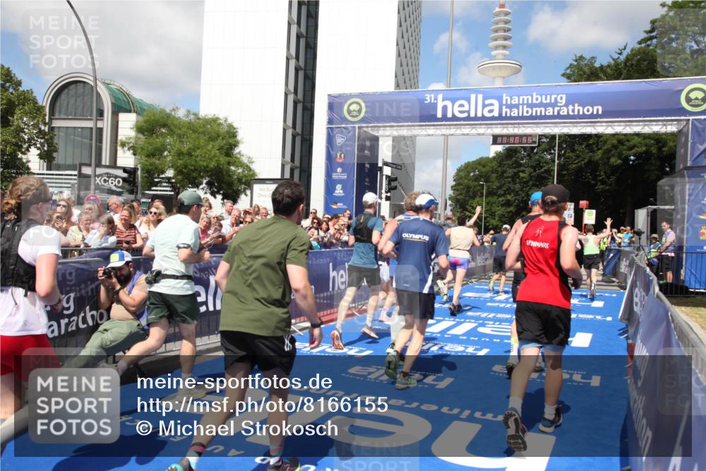 29.06.2025 - hella hamburg halbmarathon Michael Strokosch http://msf.ph/oto/8166155 29.06.2025 11:40:53 Ziel 1076, 1156, 3281, 3829, 5877, 7371, 8167, 9774, 10532, 10567, 10806, 11152, 13574, 15143, 16461, 17446, 17582 meine-sportfotos.de