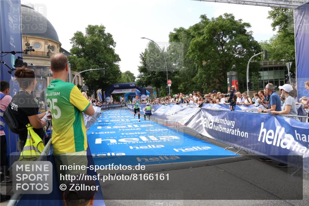 29.06.2025 - hella hamburg halbmarathon Zöllner http://msf.ph/oto/8166161 29.06.2025 10:11:03 Ziel 17888 meine-sportfotos.de