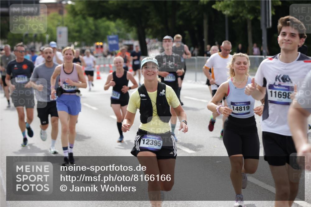 29.06.2025 - hella hamburg halbmarathon Jannik Wohlers http://msf.ph/oto/8166166 29.06.2025 10:20:45 Lombardsbrücke 1028, 1266, 1658, 2383, 2956, 2986, 3161, 3453, 3813, 4082, 5061, 5767, 6275, 6308, 7228, 7608, 8724, 8726, 8844, 9108, 9501, 10585, 10602, 11698, 11775, 12175, 12395, 12561, 12694, 13057, 13448, 13508, 14499, 14519, 14809, 14819, 14986, 15020, 15387, 15470, 15736, 15767, 15913, 16256, 16586, 16600, 16896, 17035, 17341, 17367, 17961, 18170, 18305, 18397, 18784, 18809 meine-sportfotos.de