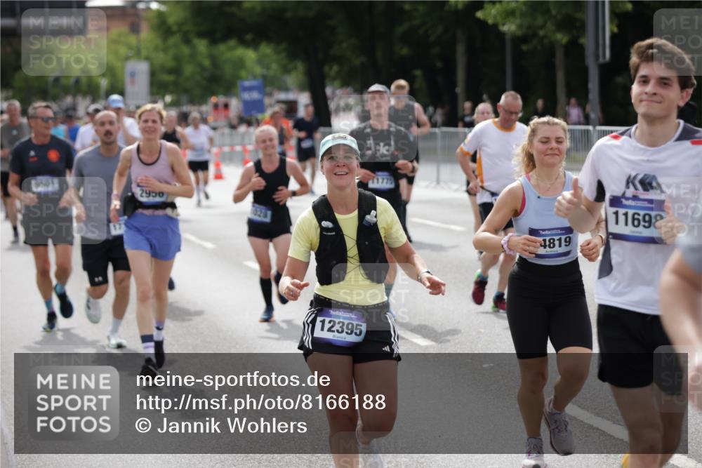 29.06.2025 - hella hamburg halbmarathon Jannik Wohlers http://msf.ph/oto/8166188 29.06.2025 10:20:45 Lombardsbrücke 1028, 1266, 1658, 2383, 2956, 2986, 3161, 3453, 3813, 4082, 5061, 5767, 6275, 6308, 7228, 7608, 8724, 8726, 8844, 9108, 9501, 10585, 10602, 11698, 11775, 12175, 12395, 12561, 12694, 13057, 13448, 13508, 14499, 14519, 14809, 14819, 14986, 15020, 15387, 15470, 15736, 15767, 15913, 16256, 16586, 16600, 16896, 17035, 17341, 17367, 17961, 18170, 18305, 18397, 18784, 18809 meine-sportfotos.de