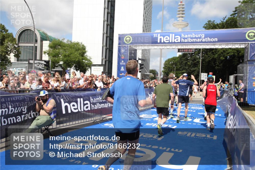 29.06.2025 - hella hamburg halbmarathon Michael Strokosch http://msf.ph/oto/8166232 29.06.2025 11:40:54 Ziel 1076, 1156, 2352, 3281, 3829, 5877, 7371, 8167, 9774, 10532, 10567, 10806, 11152, 13574, 14402, 15143, 16461, 17446, 17582 meine-sportfotos.de