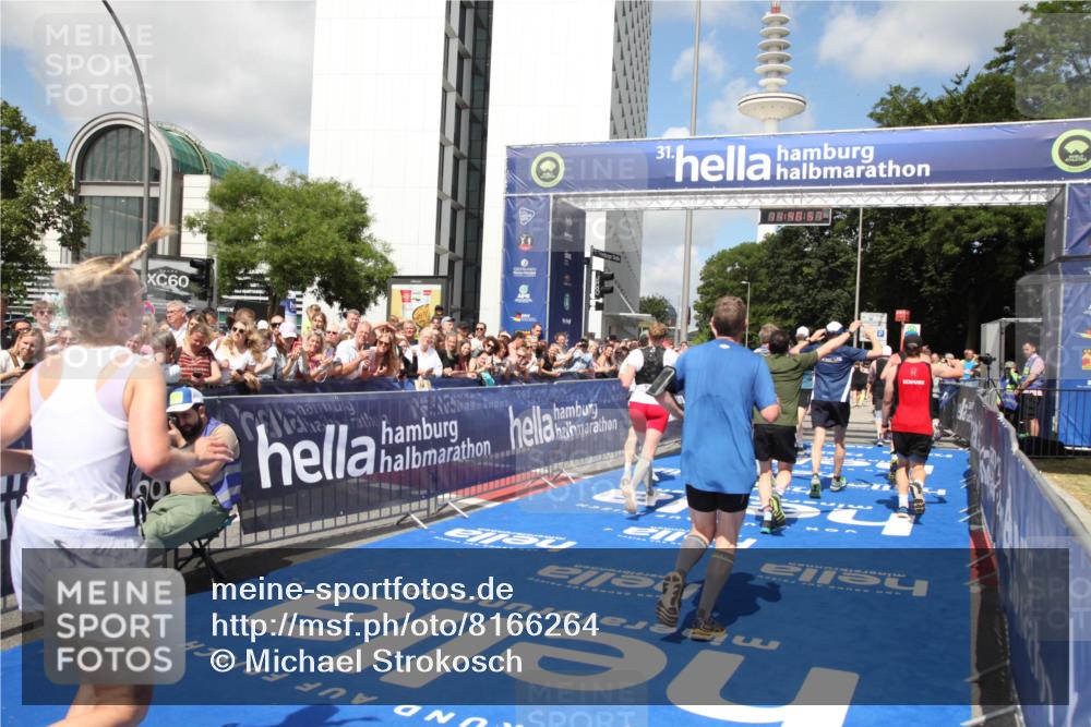 29.06.2025 - hella hamburg halbmarathon Michael Strokosch http://msf.ph/oto/8166264 29.06.2025 11:40:55 Ziel 1076, 1156, 1985, 2352, 3281, 3829, 5877, 7371, 8167, 9774, 10532, 10567, 10806, 11152, 11659, 13574, 14402, 15143, 16181, 16346, 16461, 17446, 17582, 18386 meine-sportfotos.de