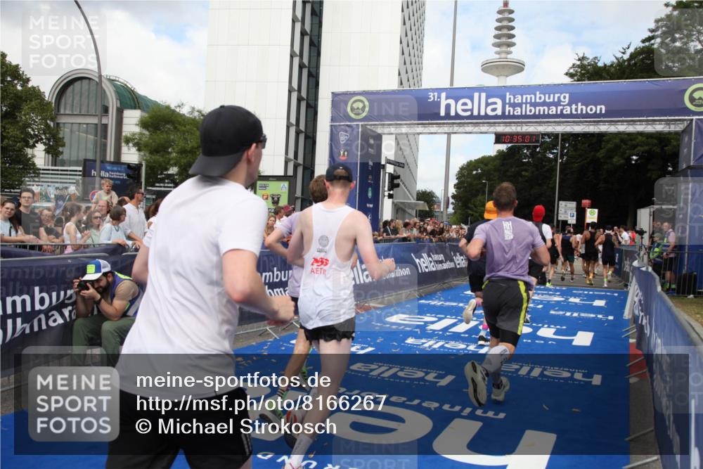 29.06.2025 - hella hamburg halbmarathon Michael Strokosch http://msf.ph/oto/8166267 29.06.2025 10:35:00 Ziel 4477, 6704, 7466, 8864, 12044, 12204, 12751, 14952, 15391, 15902, 16140, 16177, 16712, 17643, 18183, 18220, 18419, 18837 meine-sportfotos.de