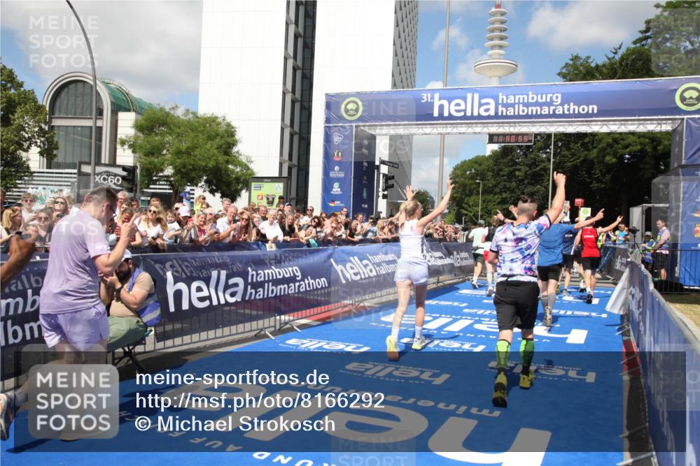 29.06.2025 - hella hamburg halbmarathon Michael Strokosch http://msf.ph/oto/8166292 29.06.2025 11:40:56 Ziel 1076, 1156, 1985, 2352, 3281, 3829, 7371, 8167, 9774, 10532, 10567, 10806, 11152, 11659, 13574, 14402, 15143, 16181, 16346, 16461, 17446, 17582, 18386 meine-sportfotos.de