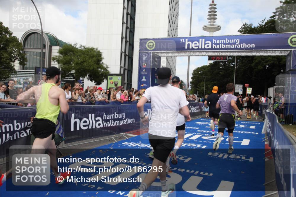 29.06.2025 - hella hamburg halbmarathon Michael Strokosch http://msf.ph/oto/8166295 29.06.2025 10:35:00 Ziel 4477, 6704, 7466, 8864, 12044, 12204, 12751, 14952, 15391, 15902, 16140, 16177, 16712, 17643, 18183, 18220, 18419, 18837 meine-sportfotos.de