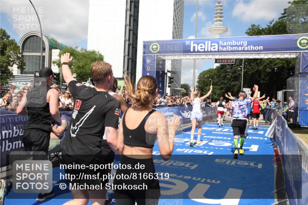 29.06.2025 - hella hamburg halbmarathon Michael Strokosch http://msf.ph/oto/8166319 29.06.2025 11:40:57 Ziel 1076, 1156, 1985, 2352, 3281, 3829, 4968, 7371, 8167, 9237, 10567, 10806, 11053, 11152, 11659, 14402, 15143, 16181, 16346, 16461, 17446, 17582, 18386 meine-sportfotos.de