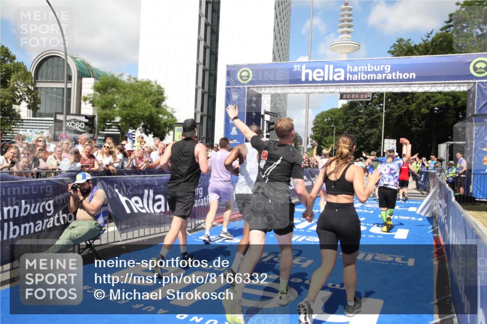 29.06.2025 - hella hamburg halbmarathon Michael Strokosch http://msf.ph/oto/8166332 29.06.2025 11:40:58 Ziel 1076, 1156, 1985, 2352, 3281, 3829, 4968, 6417, 7371, 8167, 9237, 10567, 11053, 11152, 11659, 14402, 16181, 16346, 17044, 17446, 18386 meine-sportfotos.de