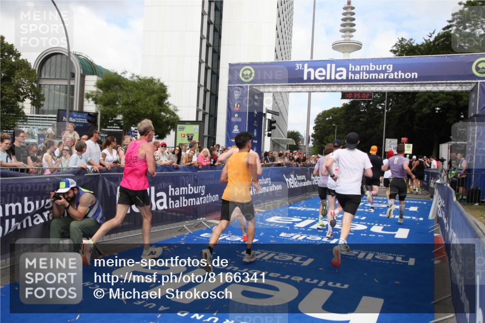 29.06.2025 - hella hamburg halbmarathon Michael Strokosch http://msf.ph/oto/8166341 29.06.2025 10:35:01 Ziel 4477, 6704, 8864, 12044, 12751, 15391, 15902, 16140, 16177, 16712, 17643, 18183, 18220, 18837 meine-sportfotos.de
