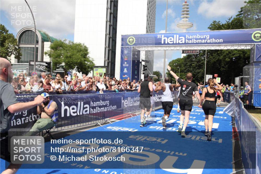 29.06.2025 - hella hamburg halbmarathon Michael Strokosch http://msf.ph/oto/8166347 29.06.2025 11:40:59 Ziel 1156, 1985, 2352, 3281, 3829, 4968, 5702, 6417, 7371, 8167, 9237, 10567, 11053, 11152, 11659, 14402, 16181, 16346, 17044, 17446, 18386 meine-sportfotos.de