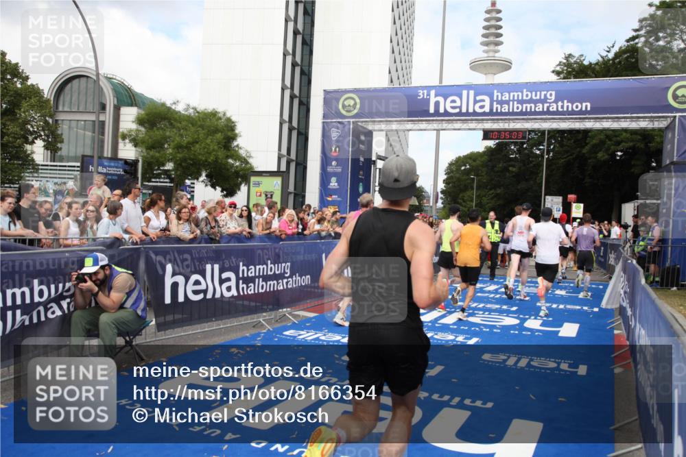 29.06.2025 - hella hamburg halbmarathon Michael Strokosch http://msf.ph/oto/8166354 29.06.2025 10:35:01 Ziel 4477, 6704, 8864, 12044, 12751, 15391, 15902, 16140, 16177, 16712, 17643, 18183, 18220, 18837 meine-sportfotos.de