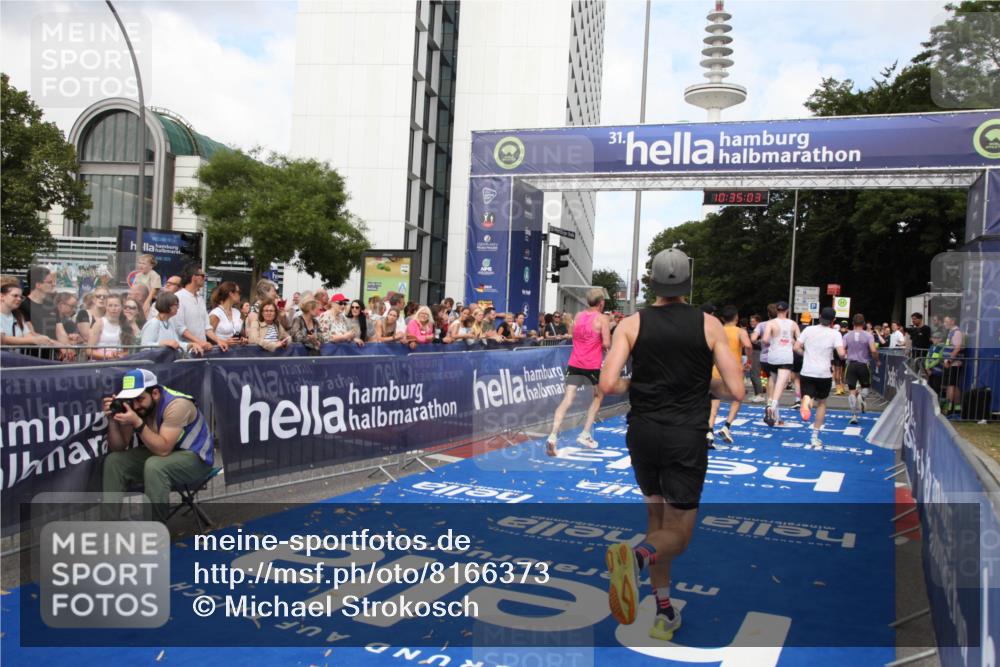 29.06.2025 - hella hamburg halbmarathon Michael Strokosch http://msf.ph/oto/8166373 29.06.2025 10:35:02 Ziel 4477, 6704, 8864, 12044, 12751, 15391, 15902, 16140, 16177, 16712, 17643, 18183, 18220 meine-sportfotos.de