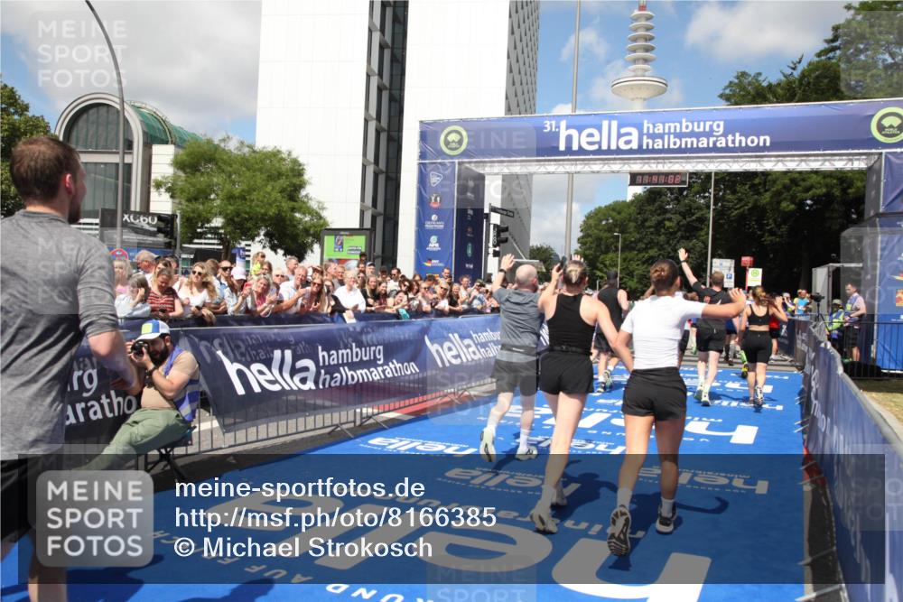29.06.2025 - hella hamburg halbmarathon Michael Strokosch http://msf.ph/oto/8166385 29.06.2025 11:41:00 Ziel 1156, 1985, 2352, 3281, 4968, 5702, 6417, 7371, 8167, 8369, 9237, 10567, 11053, 11659, 12532, 14402, 16181, 16346, 17044, 17446, 18386 meine-sportfotos.de