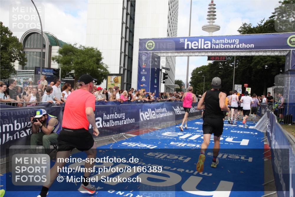 29.06.2025 - hella hamburg halbmarathon Michael Strokosch http://msf.ph/oto/8166389 29.06.2025 10:35:02 Ziel 4477, 6704, 8864, 12044, 12751, 15391, 15902, 16140, 16177, 16712, 17643, 18183, 18220 meine-sportfotos.de