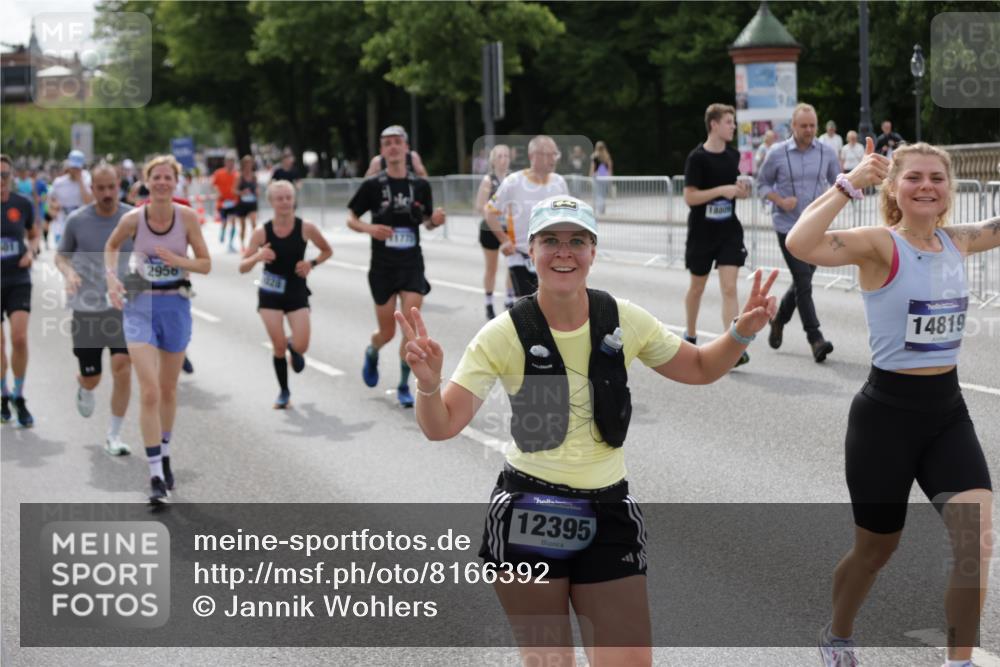 29.06.2025 - hella hamburg halbmarathon Jannik Wohlers http://msf.ph/oto/8166392 29.06.2025 10:20:47 Lombardsbrücke 1028, 1266, 1658, 2383, 2635, 2956, 2986, 3122, 3161, 3453, 3813, 5061, 5395, 5493, 5767, 6275, 6308, 7228, 7522, 7553, 7608, 8726, 8844, 9108, 9501, 10585, 10602, 11117, 11610, 11698, 11775, 12175, 12395, 12561, 12694, 13057, 13448, 13508, 14499, 14519, 14809, 14819, 15020, 15387, 15470, 15736, 15752, 15767, 16256, 16586, 16600, 16896, 17035, 17341, 17367, 17961, 18170, 18305, 18784, 18809 meine-sportfotos.de