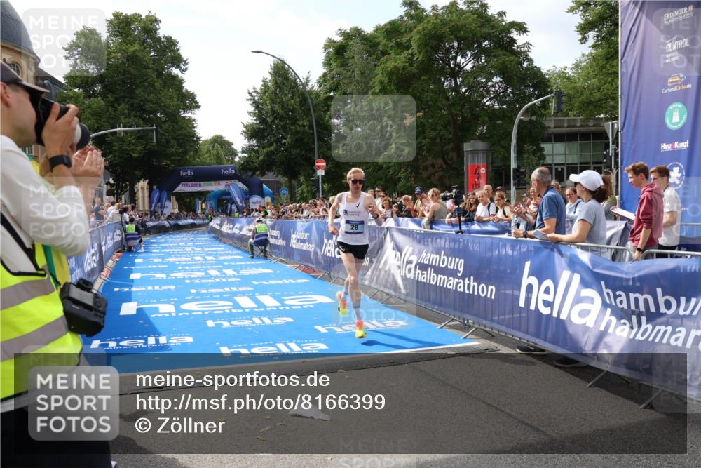 29.06.2025 - hella hamburg halbmarathon Zöllner http://msf.ph/oto/8166399 29.06.2025 10:12:46 Ziel 28 meine-sportfotos.de