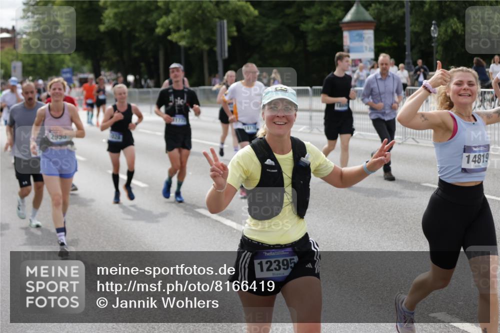 29.06.2025 - hella hamburg halbmarathon Jannik Wohlers http://msf.ph/oto/8166419 29.06.2025 10:20:47 Lombardsbrücke 1028, 1266, 1658, 2383, 2635, 2956, 2986, 3122, 3161, 3453, 3813, 5061, 5395, 5493, 5767, 6275, 6308, 7228, 7522, 7553, 7608, 8726, 8844, 9108, 9501, 10585, 10602, 11117, 11610, 11698, 11775, 12175, 12395, 12561, 12694, 13057, 13448, 13508, 14499, 14519, 14809, 14819, 15020, 15387, 15470, 15736, 15752, 15767, 16256, 16586, 16600, 16896, 17035, 17341, 17367, 17961, 18170, 18305, 18784, 18809 meine-sportfotos.de