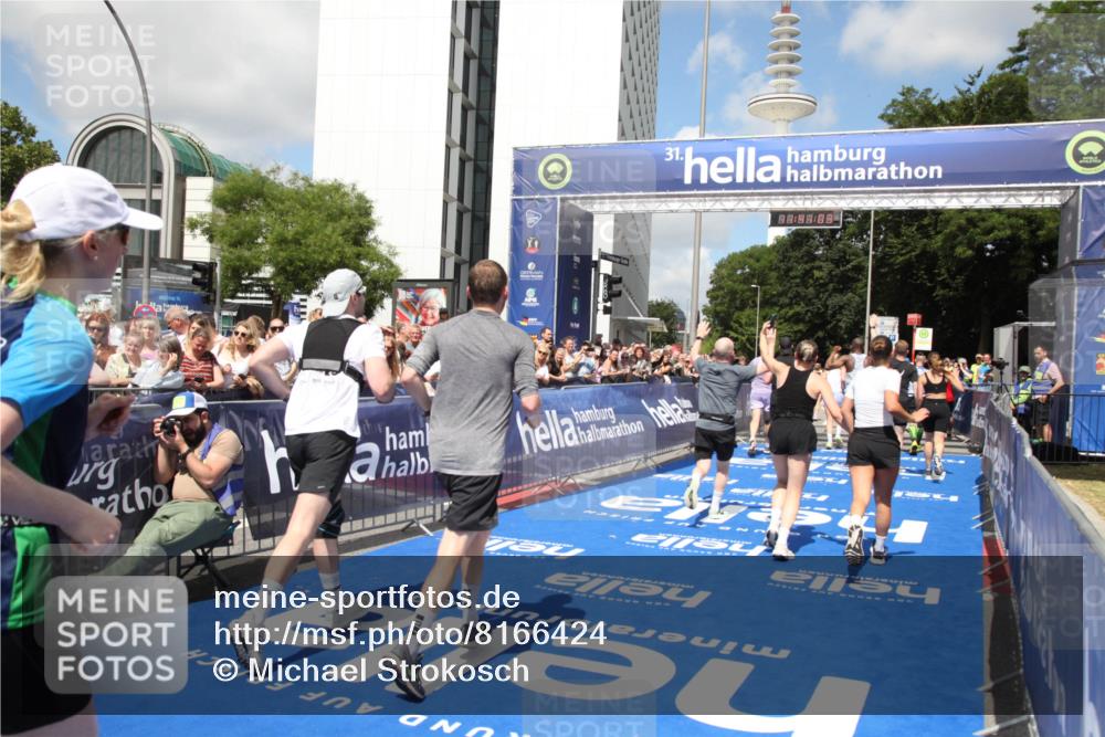 29.06.2025 - hella hamburg halbmarathon Michael Strokosch http://msf.ph/oto/8166424 29.06.2025 11:41:01 Ziel 1985, 2352, 4968, 5702, 6417, 7045, 8369, 9237, 10567, 11053, 11659, 12532, 14402, 16181, 16346, 17044, 18386 meine-sportfotos.de