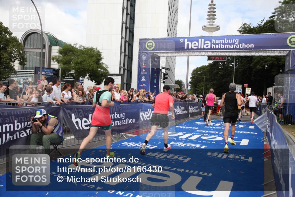 29.06.2025 - hella hamburg halbmarathon Michael Strokosch http://msf.ph/oto/8166430 29.06.2025 10:35:03 Ziel 4477, 6704, 7972, 8864, 12044, 12751, 15391, 15902, 16140, 16177, 16712, 17643, 18183, 18220 meine-sportfotos.de