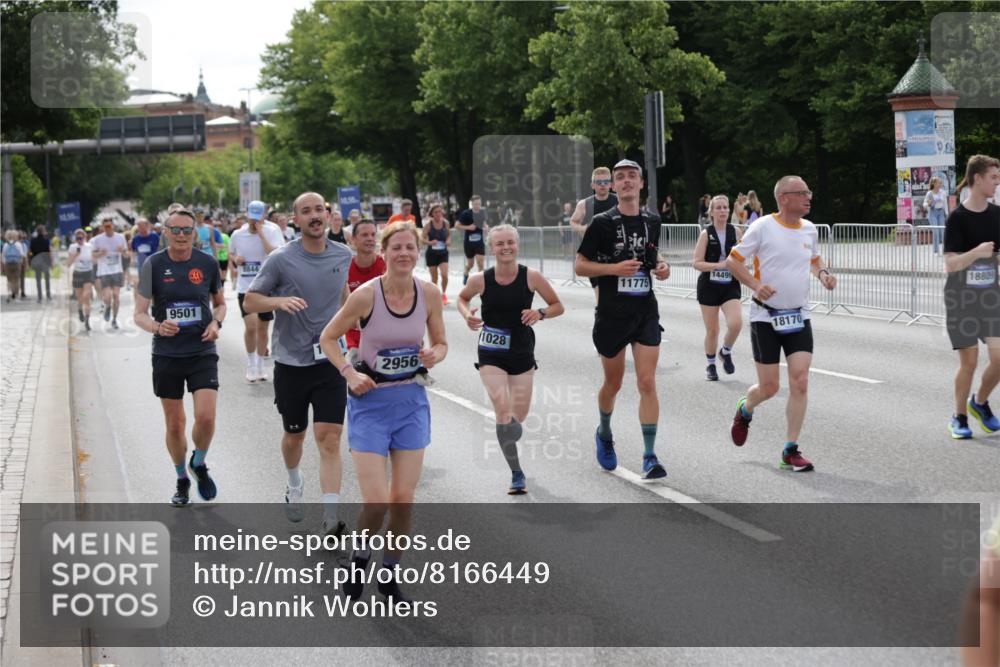 29.06.2025 - hella hamburg halbmarathon Jannik Wohlers http://msf.ph/oto/8166449 29.06.2025 10:20:47 Lombardsbrücke 1028, 1266, 1658, 2383, 2635, 2956, 2986, 3122, 3161, 3453, 3813, 5061, 5395, 5493, 5767, 6275, 6308, 7228, 7522, 7553, 7608, 8726, 8844, 9108, 9501, 10585, 10602, 11117, 11610, 11698, 11775, 12175, 12395, 12561, 12694, 13057, 13448, 13508, 14499, 14519, 14809, 14819, 15020, 15387, 15470, 15736, 15752, 15767, 16256, 16586, 16600, 16896, 17035, 17341, 17367, 17961, 18170, 18305, 18784, 18809 meine-sportfotos.de
