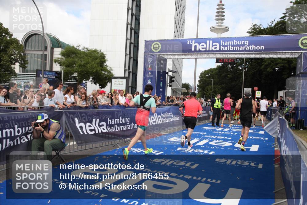 29.06.2025 - hella hamburg halbmarathon Michael Strokosch http://msf.ph/oto/8166455 29.06.2025 10:35:03 Ziel 4477, 6704, 7972, 8864, 12044, 12751, 15391, 15902, 16140, 16177, 16712, 17643, 18183, 18220 meine-sportfotos.de