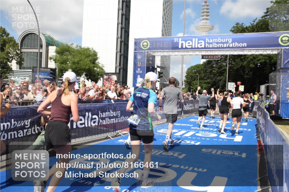 29.06.2025 - hella hamburg halbmarathon Michael Strokosch http://msf.ph/oto/8166461 29.06.2025 11:41:02 Ziel 1985, 2352, 4968, 5702, 6417, 7045, 8369, 9237, 11053, 11659, 12532, 13471, 13776, 14402, 16181, 16346, 17044, 18386 meine-sportfotos.de